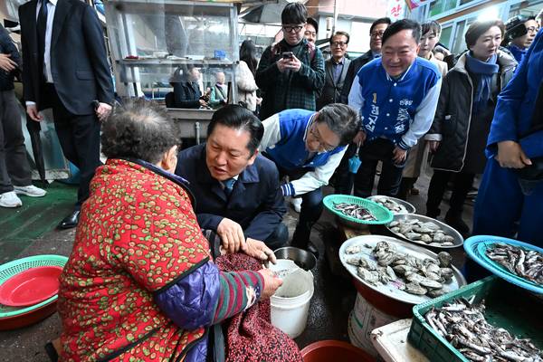 정청래 대표 등 민주당 지도부가 18일 오전 하동 진교면 공설시장을 방문해 상인과 이야기를 나누고 있다. /허귀용 기자