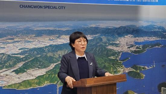 이옥선 창원시장 예비후보가 23일 오전 시청프레스센터에서 마산해양신도시, 빅트리, 웅동1지구, 수소액화플랜트 등 이른바 '창원 4대 현안'에 대한 구체적인 해법을 발표하고 있다.