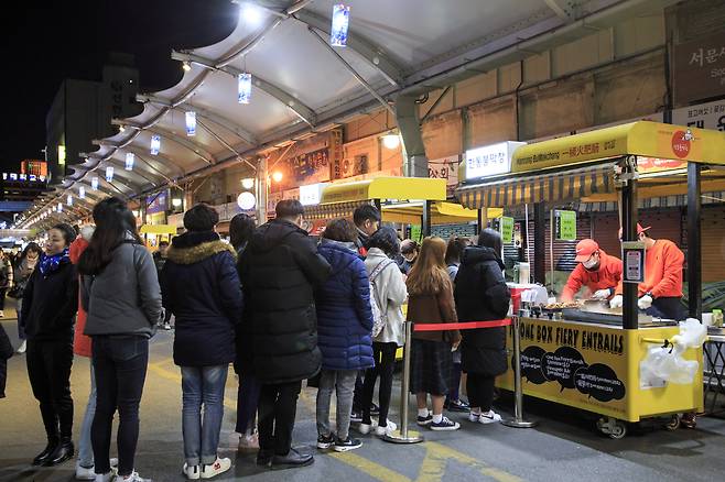 줄지어 음식을 사먹는 관광객들 _한국관광공사 제공