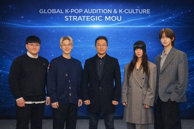 이모션 웨이브 관계자가 글로벌 K-POP 오디션 및 K-Culture 관광 사업의 공동 기획 및 운영을 위한 전략적 업무 협약을 체결한 후 단체사진을 찍고 있다. 이모션웨이브 제공