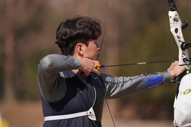 ▲ 지난 16일부터 20일까지 김수녕양궁장에서 열린 2026년 국가대표 3차 선발전에서 예천군청 김제덕 선수가 과녁을 향해 활시위를 당기는 장면, 예천군제공