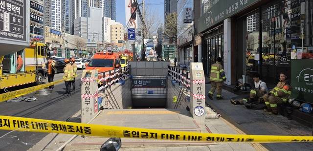 23일 오전 11시56분께 대구도시철도 1호선 진천역에서 발생한 화재로 역사 출입구가 통제됐다. 소방당국 등은 역사 내 연기를 빼는 작업을 벌였고, 이날 오후 3시10분부터 도시철도 정상 운행이 재개됐다. 김진홍 기자 solmin@idaegu.com