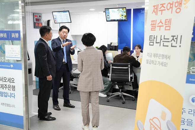 오영훈 지사는 23일 제주은행 공항지점을 찾아 탐나는전 발급 현황을 점검하고, 직원들과 만나 "탐나는전은 관광객의 소비를 지역상권으로 직접 연결하는 핵심 고리"라며 "접점에서 고생하는 직원들의 노력이 제주경제 활성화의 마중물이 되고 있다"고 격려했다.