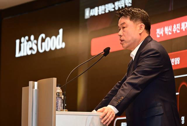 LG전자 류재철 CEO가 23일 서울 여의도 LG트윈타워에서 열린 제24기 정기 주주총회에서 주주들에서 2026년 전사 사업 방향에 대해 설명하고 있다. (LG전자 제공)