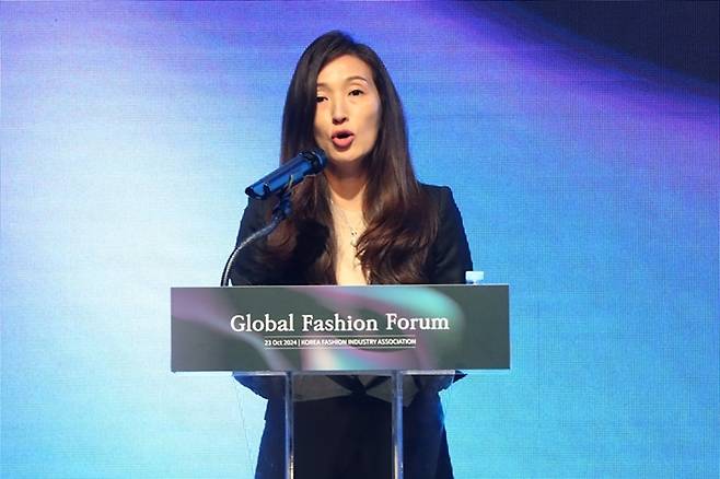 영원무역그룹 오너일가 2세 성래은 부회장이 지난해에도 영원무역홀딩스와 영원무역으로부터 총 121억6,300만원에 달하는 거액의 보수를 수령한 것으로 나타났다. / 뉴시스