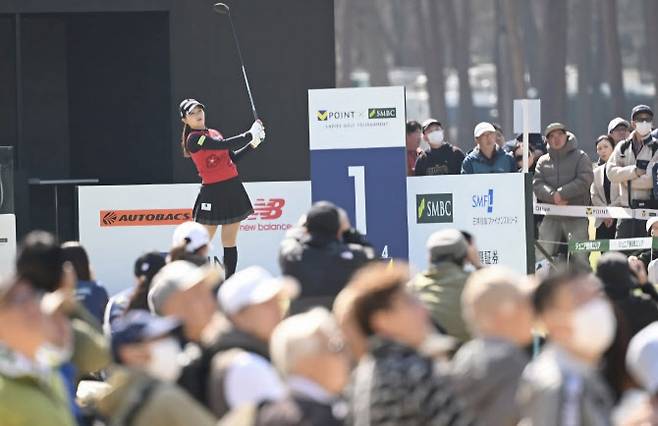 22일 일본 지바현의 무라사키 컨트리클럽에서 열린 JLPGA 투어 V포인트·SMBC 레이디스 골프 토너먼트 최종 3라운드. 수많은 일본 갤러리들이 박현경의 티샷을 지켜보고 있다.(사진=JLPGA 투어 SNS)