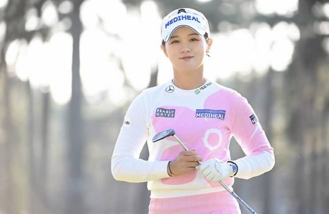 박현경이 21일 일본 지바현의 무라사키 컨트리클럽에서 열린 JLPGA 투어 V포인트·SMBC 레이디스 골프 토너먼트 2라운드에서 이동하며 미소짓고 있다.(사진=JLPGA 투어 SNS)