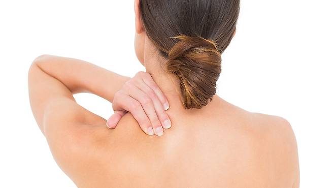 경추 디스크가 목 신경을 누르면 승모근, 어깨, 팔 부위로 저림 증상이 나타난다|출처: 게티이미지뱅크