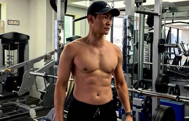 배정남이 상의를 벗고 선명한 복근을 고스란히 드러내고 있다. 사진=배정남 인스타그램