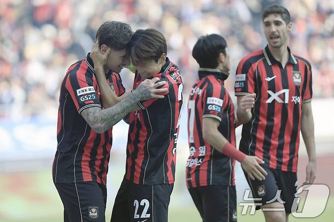 22일 오후 서울시 마포구 월드컵로 서울월드컵경기장에서 열린 하나은행 K리그1 2026 5라운드 FC서울과 광주FC의 경기에서 후반 추가골을 터트린 FC서울 클리말라가 김진수와 기쁨을 나누고 있다. 2026.3.22 ⓒ 뉴스1 박정호 기자