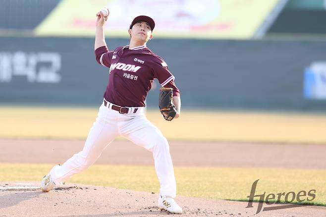 키움 배동현이 22일 인천SSG랜더스필드에서 열린 2026 KBO리그 시범경기 SSG전에 선발 등판해 역투하고 있다. 사진 | 키움 히어로즈