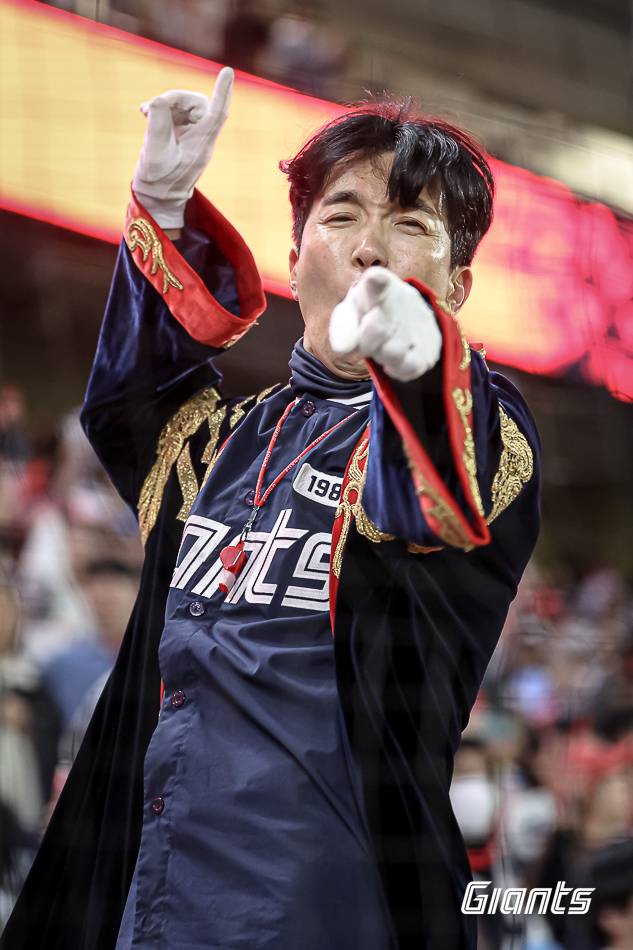 조지훈 응원단장이 응원에 열중하고 있는 모습. 사진 | 롯데 자이언츠