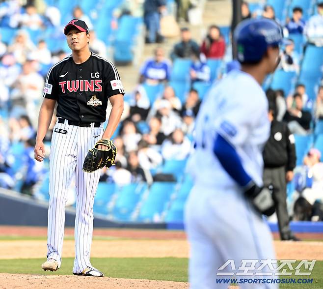 22일 대구삼성라이온즈파크에서 열린 LG와 삼성의 시범경기. 9회말 무사 만루 LG 정우영이 삼성 전병우에 밀어내기 볼넷을 내주며 아쉬워하고 있다. 대구=허상욱 기자wook@sportschosun.com/2026.03.22/