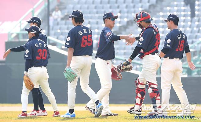 23일 인천 SSG랜더스필드에서 열린 KBO리그 시범경기 롯데와 SSG의 경기. 롯데가 SSG에 5대 2로 승리했다. 경기 종료 후 승리의 기쁨을 나누고 있는 롯데 선수들. 인천=송정헌 기자songs@sportschosun.com/2026.03.23/