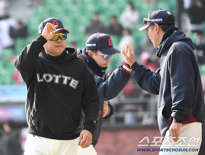 23일 인천 SSG랜더스필드에서 열린 KBO리그 시범경기 롯데와 SSG의 경기. 롯데가 SSG에 5대 2로 승리했다. 경기 종료 후 팬들에게 인사하는 김태형 감독. 인천=송정헌 기자songs@sportschosun.com/2026.03.23/