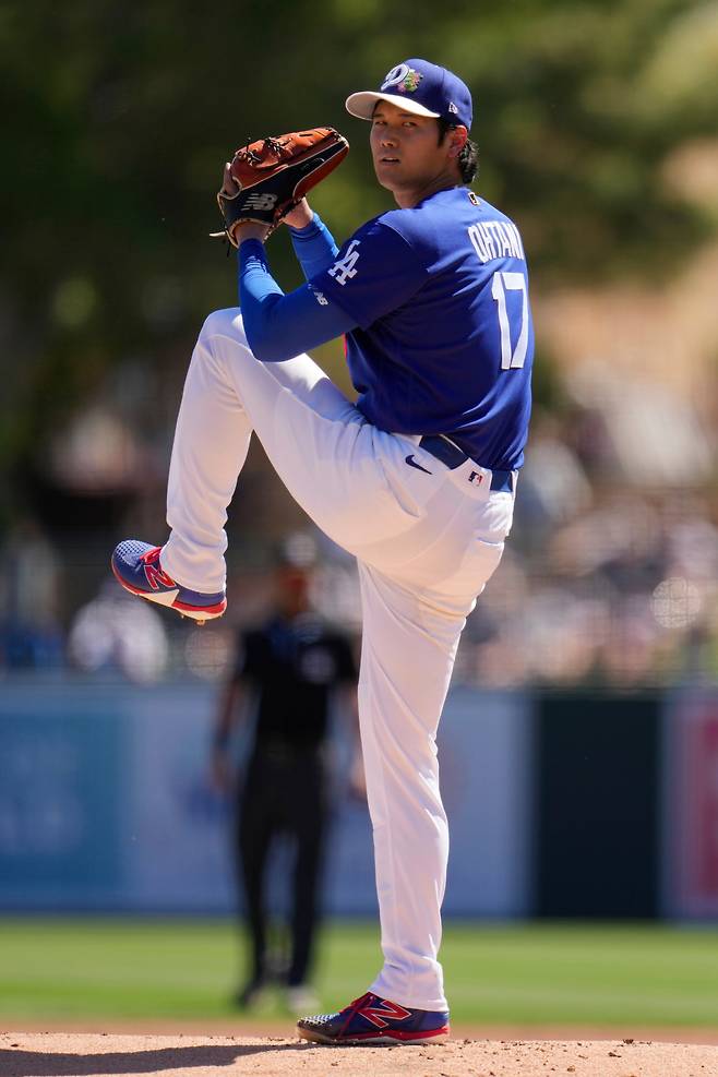 오타니 쇼헤이가 다저스 이적 후 처음으로 투타 겸업으로 시즌을 맞는다. AP연합뉴스