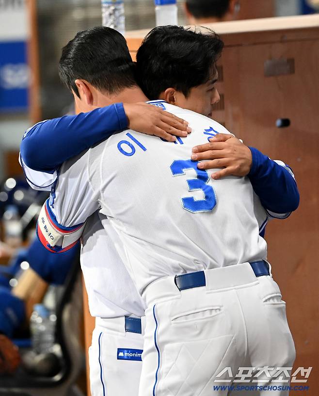 23일 대구삼성라이온즈파크에서 열린 KIA와 삼성의 시범경기. 8회말 1사 1,2루 삼성 이해승이 3점홈런을 치고 김헌곤의 축하를 받고 있다. 대구=허상욱 기자wook@sportschosun.com/2026.03.23/