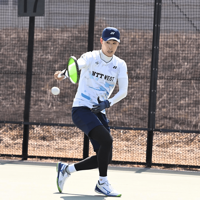 일본 정구대표선발전에서 1위를 차지해 아시안게임 단식 대표로 선발된 우에마츠 토시키. 일본소프트테니스협회 페이스북