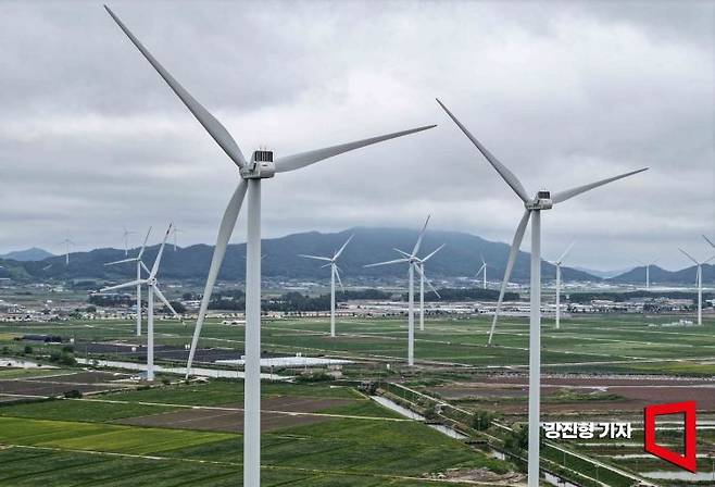 전남 영광 약수 해상풍력 발전. 약수 해상풍력은 4.3MW 규모로 영광군 백수읍 2.5㎞ 부근 해상에 전남개발공사가 지방 공기업으로는 처음으로 시행한 시범사업이다. 강진형 기자