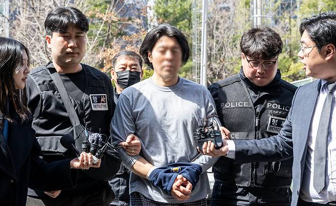 항공사 동료 기장을 흉기로 살해한 혐의를 받는 50대 전직 부기장 A 씨가 지난 20일 부산 연제구 부산지방법원에서 열린 구속 전 피의자 심문(영장실질심사)에 출석하고 있다. /김동환 기자