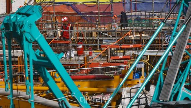 서울 시내 한 공사현장에서 근로자들이 작업을 하고 있다. ⓒ뉴시스