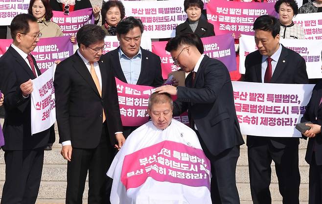 박형준 부산시장이 23일 오전 서울 여의도 국회 본청계단에서 열린 부산 글로벌허브도시특별법 관련 긴급기자회견에서 삭발을 하고 있다. 뉴시스