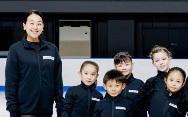 일본 피겨 선수 아사다 마오가 ‘기노시타 마오 아카데미’를 통해 꿈나무 유망주 12명을 직접 육성하며 지도자로서의 행보를 본격화했다. 뉴시스