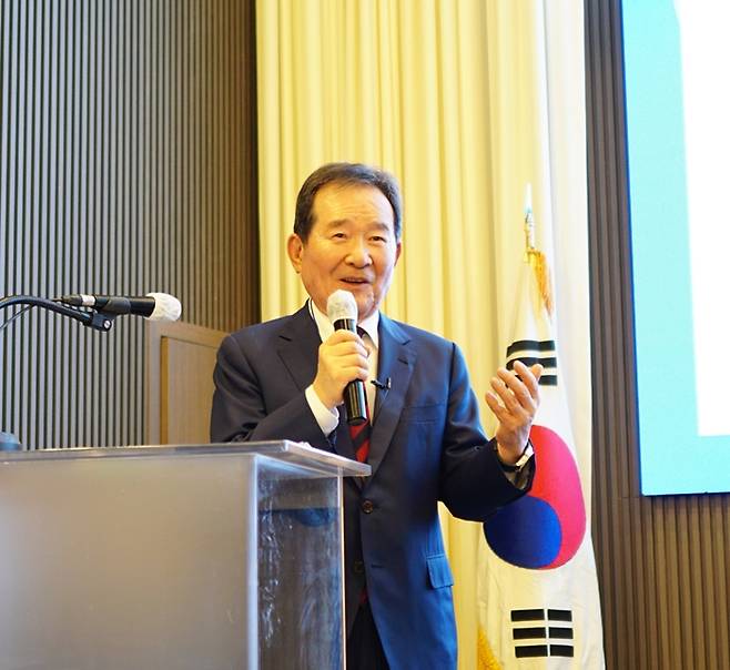 정세균 전 국무총리가 지난 18일 서울 더리버사이드호텔 6층 몽블랑홀 열린 글로벌미래포럼 주최 조찬 세미나에서 '패권 없는 패권경쟁시대, 국제질서의 변화와 대응'을 주제로 특강을 했다. 사진 출처 : 글로벌미래포럼