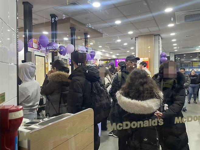 21일 광화문 일대에서 열린 'BTS 컴백 라이브: ARIRANG' 공연 직후 서울시청사 뒤 맥도날드 서울시청점은 빈 자리가 없을 정도로 많은 사람들이 찾았다. /사진=서윤경 기자