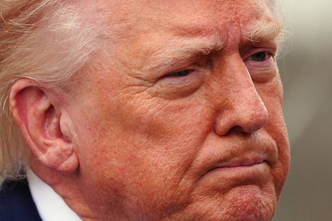 도널드 트럼프 미국 대통령이 20일(현지 시간) 백악관에서 전용 헬기에 탑승하기 앞서 취재진 질문에 답하고 있다.AP뉴시스