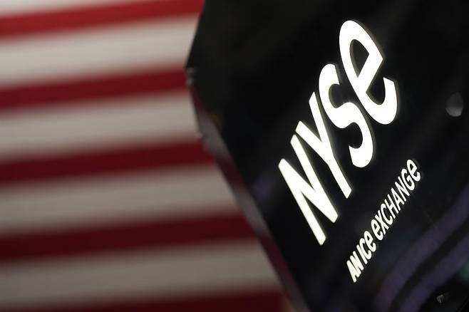 미국 뉴욕에 있는 뉴욕증권거래소(NYSE) 바닥에 적힌 NYSE 표지판. /사진=뉴시스