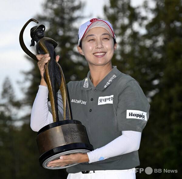 2026년 미국여자프로골프(LPGA) 투어 포티넷 파운더스컵 우승을 차지한 김효주 프로가 우승 트로피를 들고 기념 촬영하는 모습이다. 사진제공=ⓒAFPBBNews = News1 (사진을 무단으로 사용하지 마십시오.)