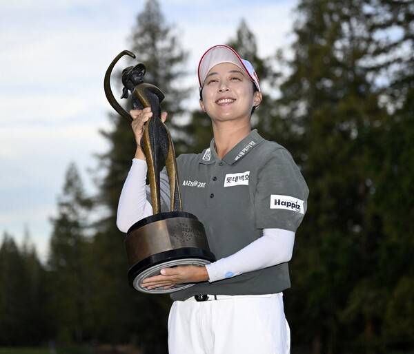 2026년 미국여자프로골프(LPGA) 투어 포티넷 파운더스컵 우승을 차지한 김효주 프로가 우승 트로피를 들고 기념 촬영하는 모습이다. 사진제공=ⓒAFPBBNews = News1 (사진을 무단으로 사용하지 마십시오.)