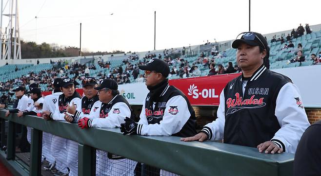 KBO 퓨처스(2군)리그 울산 웨일즈의 장원진 감독(오른쪽). 연합뉴스