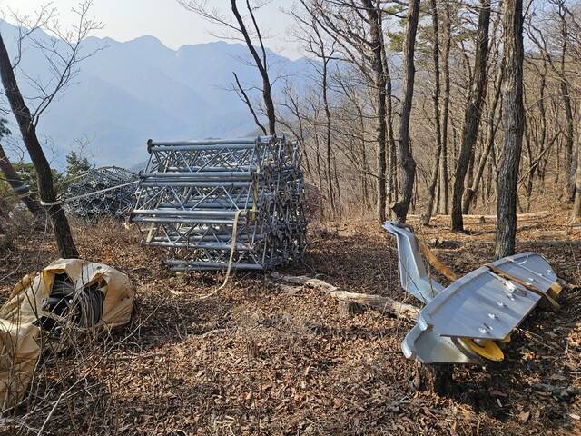 경북 문경시 주흘산에 들어설 문경새재 케이블카 6번 지주가 세워질 장소. 수백 개의 쇠기둥 묶음이 비탈면에 덩그러니 놓여 있다. 로프로 묶어 나무에 걸어둔 쇠기둥 묶음도 있지만, 그냥 놓인 묶음도 있다. 류석우 기자