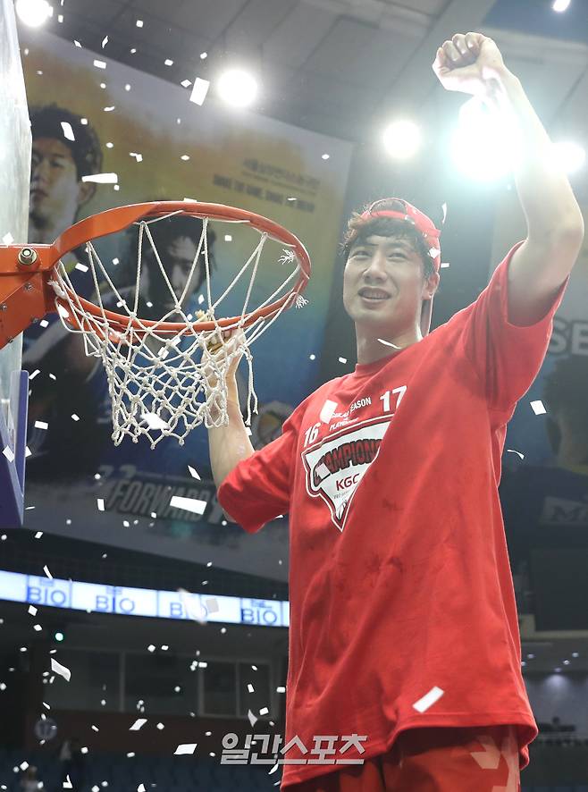 안양 정관장 유일의 영구 결번 양희종이 친정팀 코치로 복귀한다. 사진은 지난 2016~17 프로농구 챔프전 우승 뒤 세리머니를 펼치고 있는 양희종. 사진=김민규 기자