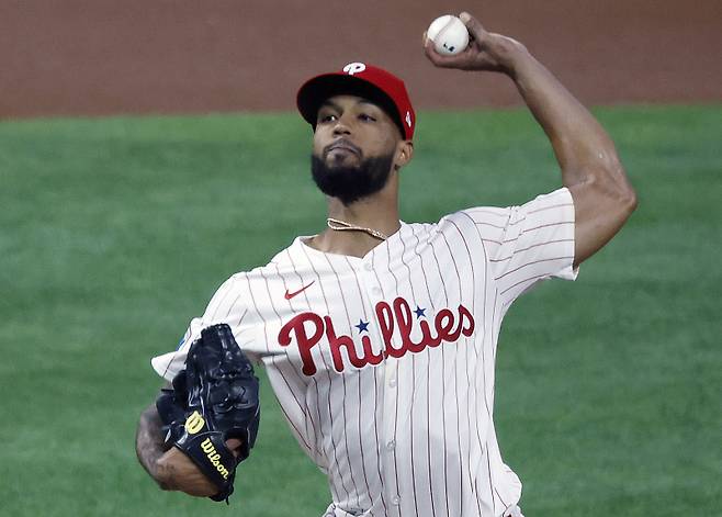 <yonhap photo-2369=""> Philadelphia Phillies starting pitcher Cristopher Sanchez (61) throws against the Los Angeles Dodgers in the first inning of game one of the MLB National League Division Series at Citizens Bank Park in Philadelphia on Saturday, October 4, 2025. Photo by Laurence Kesterson/UPI/2025-10-05 07:48:12/ <저작권자 ⓒ 1980~2025 ㈜연합뉴스. 무단 전재 재배포 금지, AI 학습 및 활용 금지></yonhap>