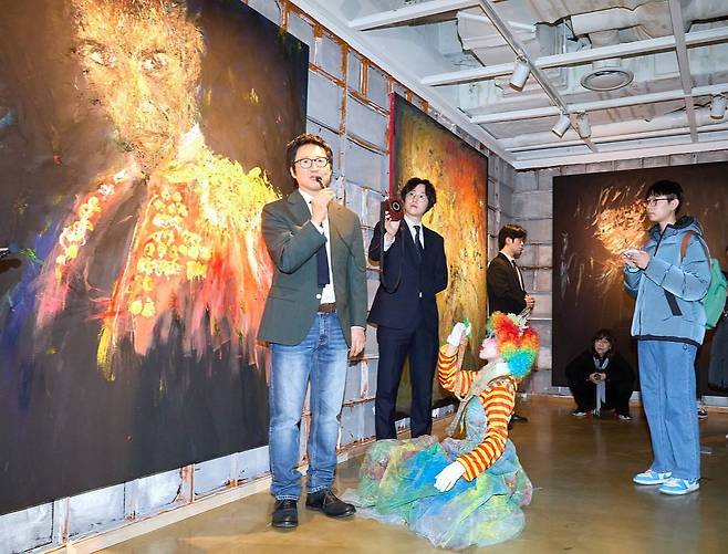 1~2m 크기 대형 작품 150점과 배우 15명의 퍼포먼스가 결합한 ‘쑈’ 형태로 전시가 펼쳐진다는 박 작가 설명에 귀를 기울이는 서진하(오른쪽) 학생기자.
