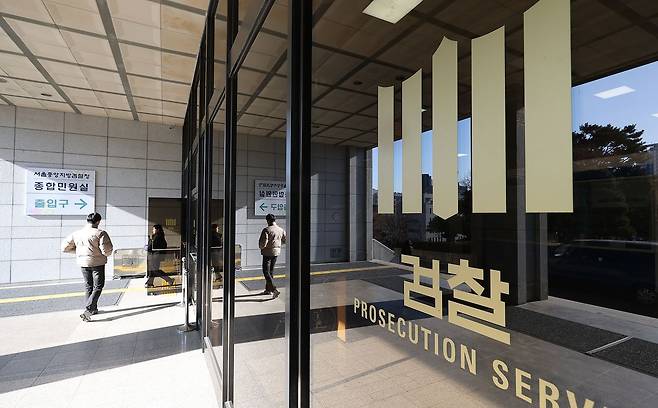 서울중앙지검 공정거래조사부가 23일 오전 4개 정유사에 대해 압수수색에 나섰다. 연합뉴스