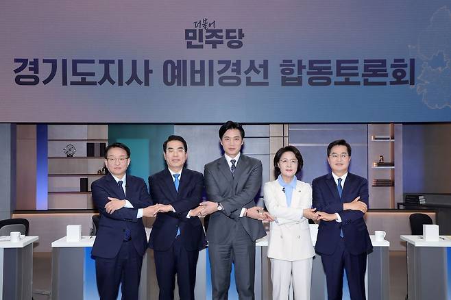 지난 19일 서울 마포구 JTBC에서 열린 더불어민주당 경기도지사 예비경선 합동토론회에서 예비후보들이 기념사진을 찍고 있다. 왼쪽부터 권칠승 의원, 양기대 전 의원, 한준호·추미애 의원, 김동연 경기도지사. 이들 중 한준호, 추미애 의원과 김동연 지사가 본경선에 진출했다. 뉴스1