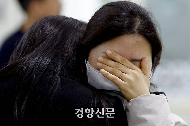 대전 자동차 부품 공장 화재 희생자 합동분향소가 마련된 대전시청에서 22일 유가족과 직장동료, 시민들이 추모하고 있다. 2026.03.22 대전 l 문재원 기자