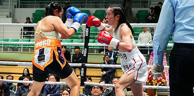 순천향대학교 부속 천안병원 소아청소년과 의사 서려경이 2026년 3월 충청남도 계룡시민체육관 세계복싱협회 미니멈급 아시아 챔피언결정전에서 국제여자복싱협회 아톰급 챔피언을 지낸 노르즈 구로를 몰아붙이고 있다. 사진=KBM