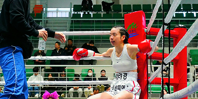 순천향대학교 부속 천안병원 소아청소년과 의사 서려경이 2026년 3월 충청남도 계룡시민체육관 세계복싱협회 여자미니멈급 아시아 챔피언결정전 라운드 종료 후 세컨드의 지시를 듣고 있다. 사진=KBM