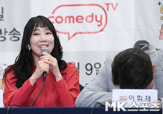 방송인 이휘재가 약 4년 만의 복귀를 앞두고 엇갈린 여론의 중심에 선 가운데, 동료 연예인들이 공개적으로 옹호에 나섰다. 사진=MK스포츠 DB