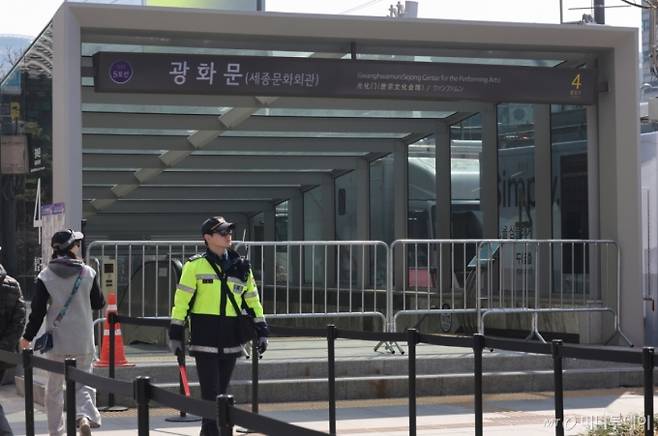 방탄소년단(BTS) 컴백 공연일인 21일 서울 광화문역 출입구가 통제되고 있다. 이날 5호선 광화문역은 오후 2∼10시, 3호선 경복궁역과 1·2호선 시청역은 오후 3∼10시 무정차 통과한다. 지하철을 이용하려면 근처 역으로 이동해야 한다. / 사진=뉴스1