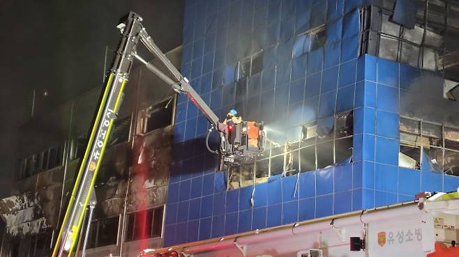 지난 20일 대전 공장 화재 현장에서 고가 사다리차를 이용한 진화작업이 진행 중인 모습. /사진=뉴시스