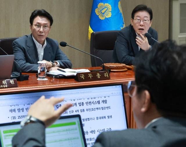이재명 대통령과 김민석 국무총리가 지난해 7월 서울 용산 대통령실 청사에서 열린 국무회의에서 김영훈 고용노동부 장관의 산업재해 관련 발표를 듣고 있다. 연합뉴스