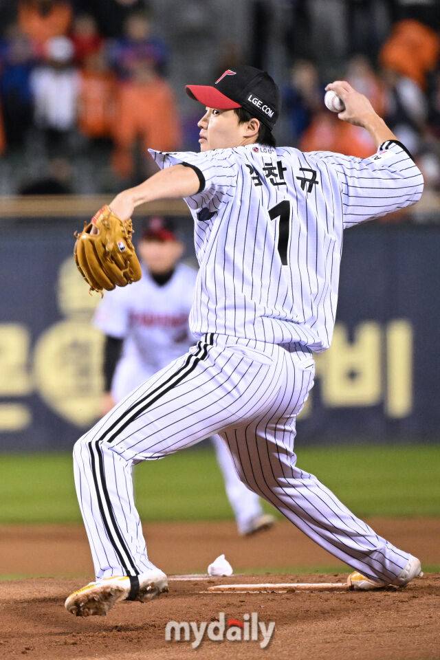 27일 서울 잠실야구장에서 열린 2025 신한 SOL 뱅크 KBO 한국시리즈 2차전' 한화 이글스와 LG 트윈스 경기. LG 선발 임찬규가 힘차게 투구하고 있다./마이데일리