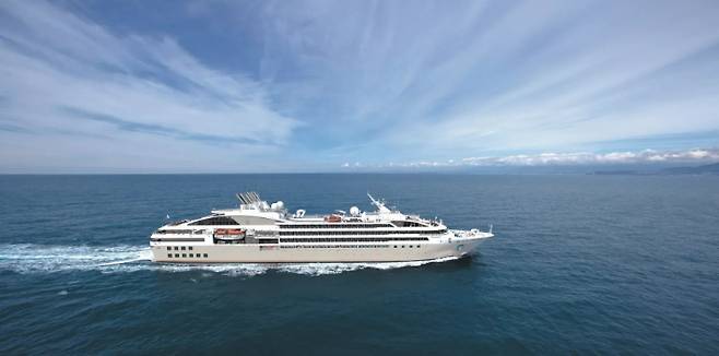 24일 부산항에 입항하는 르 쏘레알(Le Soleal)호. 부산항만공사 제공