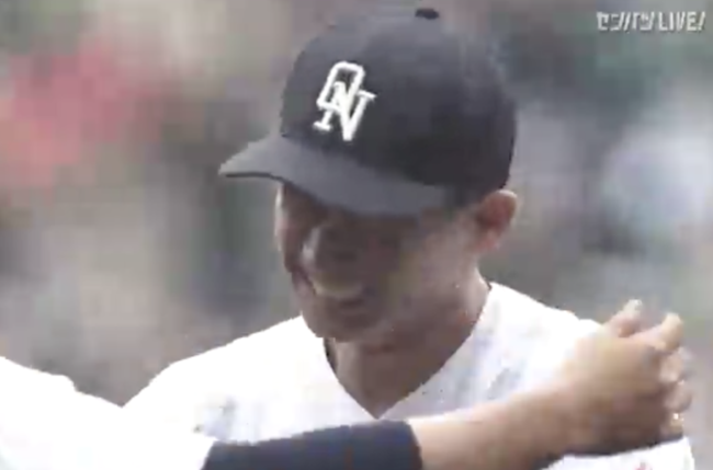 일본 오가키 니치다이 고교 다케오카 다이키가 10이닝 188구 1실점 완투승을 거둔 뒤 눈물을 흘리며 기뻐하고 있다. /MBS 중계화면